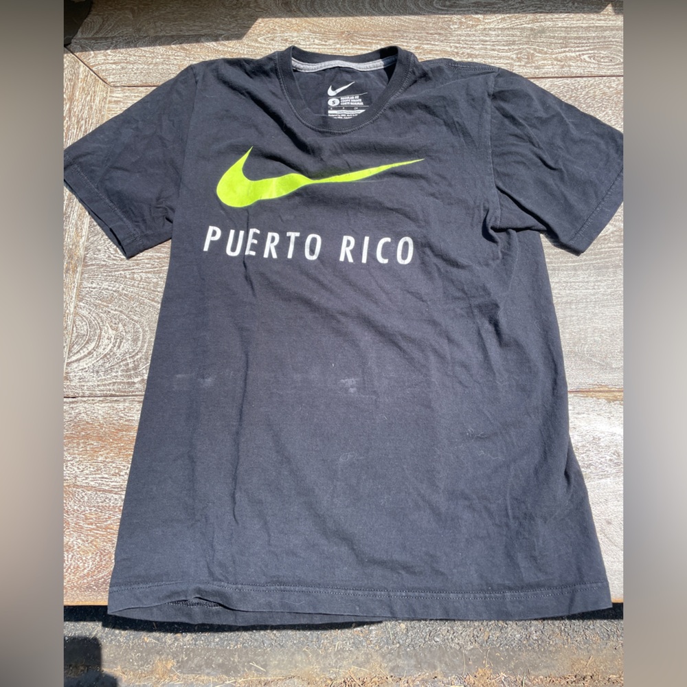 Nike Black and Green Short Sleeve Tee